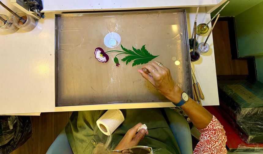 İzmir'de suyun üzerinde sanat! Yaş sınırı yok: 7'den 70'e herkese ebru öğretiyor