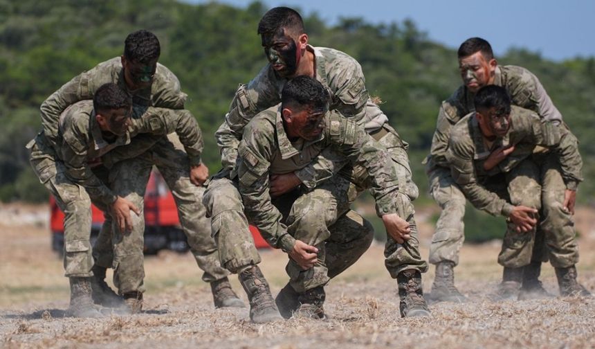 Geleceğin subayları Urla’da sınırlarını zorluyor! Harbiyeliler zorlu şartlarla mücadele ediyor