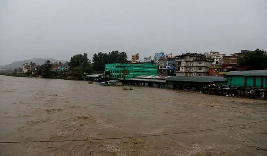 Nepal’de korkutan felaket! Nehir taştı, yerleşim yerleri suya gömüldü