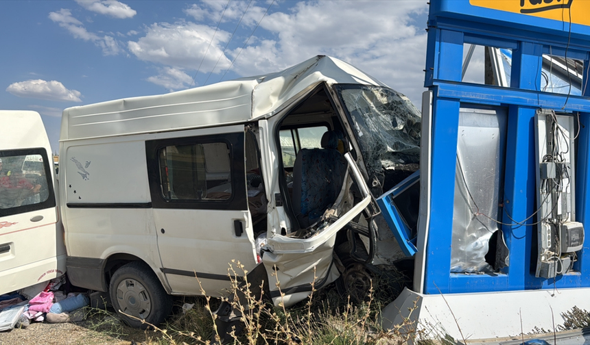 Minibüs ile hafif ticari araç çarpıştı! Çok sayıda yaralı var