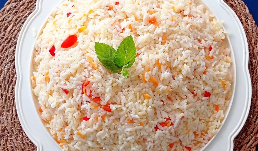 Tane tane bir lezzet! Tam kıvamında biberli pilav tarifi