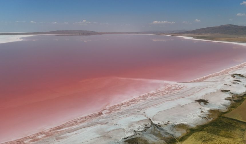 Tuz Gölü'nün rengi değişti! Ziyaretçiler şifa ararken pembe manzarayla karşılaştı