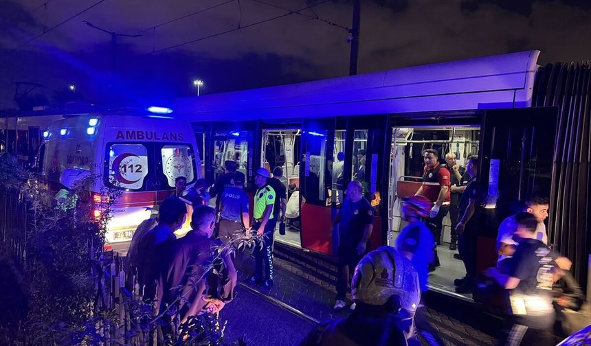 Zeytinburnu'nda İki tramvay birbirine girdi! Yaralılar var