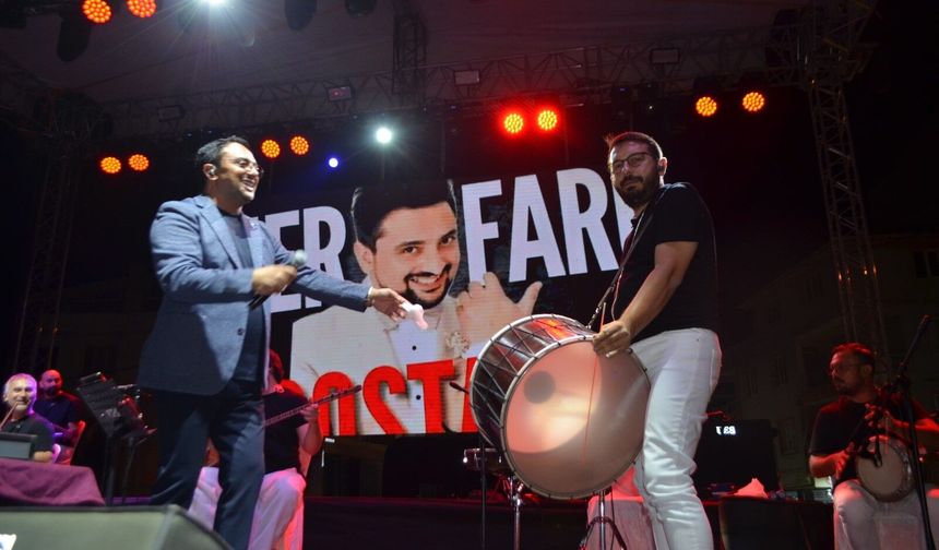 Selendi’de unutulmaz gece! “Erik Dalı Gevrektir” ile meydan sallandı