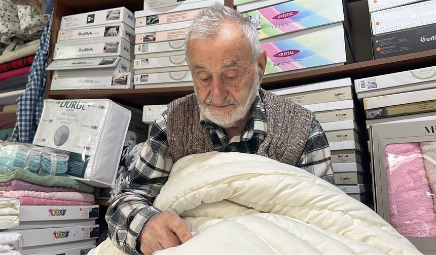 92 yaşında hala iğne iplik elinde! Sapanca’nın “Yastıkçı Dede”si mesleğini bırakmıyor