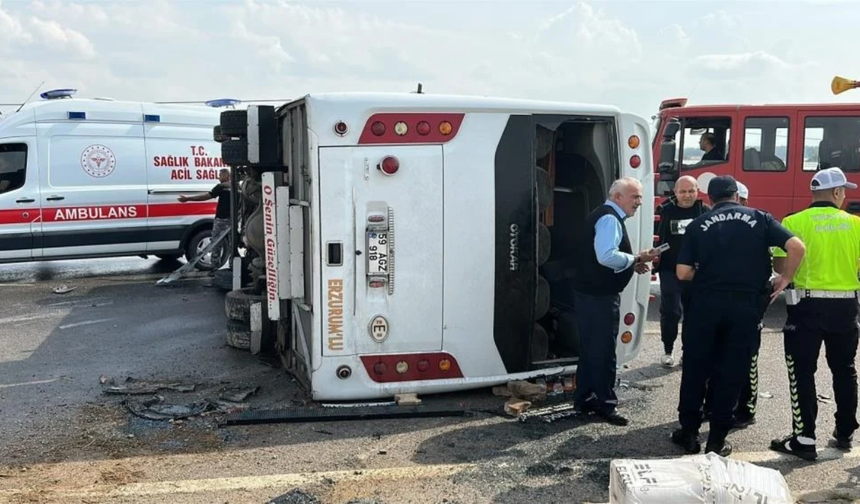 17 kişinin yaralandığı midibüs kazası kamerada! Kamyonet saniyelerle kurtuldu