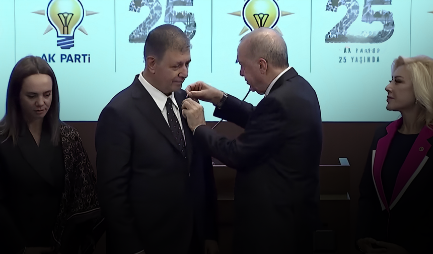 AK Parti'ye katılan İzmir Büyükşehir Belediye Başkanı Cemil Tugay kimdir? Kaç yaşında, nereli, evli mi? Siyasi kariyeri