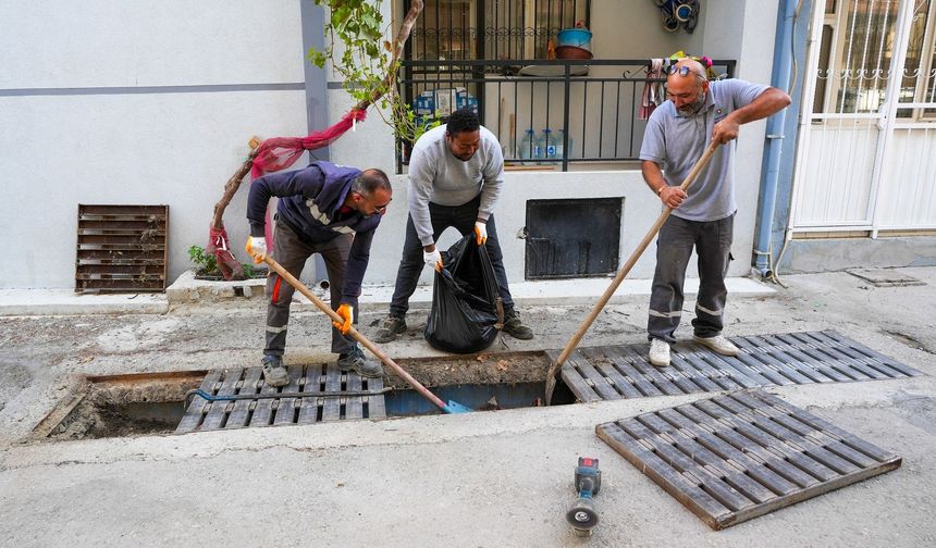 Gaziemir’de kış hazırlığı başladı: Mazgallar tıkanıklıklara karşı temizleniyor