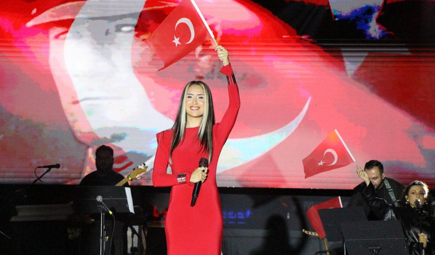 Hande Ünsal Türk bayrağıyla sahneye çıktı! İzmir Marşı’nı söyledi