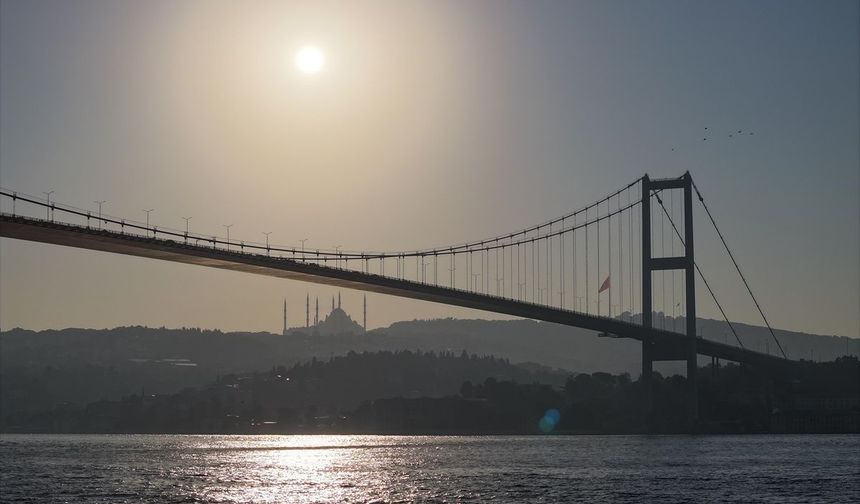 İstanbul Boğazı pus altında! Hava kirliliği etkili oldu: Azot dioksit dikkat çekti