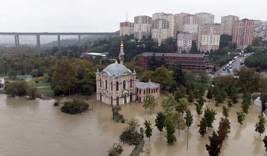 İstanbul'da gece boyunca dehşet yaşandı! Ev ve iş yerlerini su bastı, araçlar kullanılamaz hale geldi