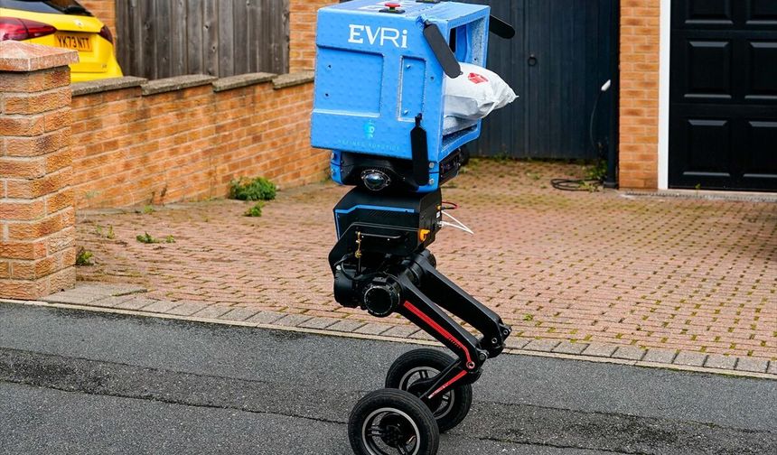 Kargoları artık robotlar mı getirecek?  İki ayağı üzerinde yürüyor, paket taşıyor