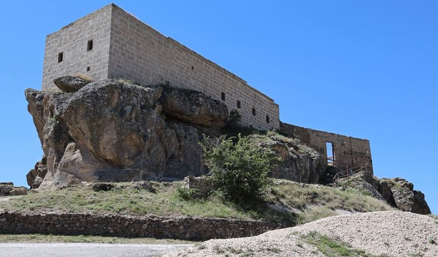 Kayalıkların üzerine inşa edildi! Yüksek Kilise’nin bilinmeyen tarihi: 1924 öncesine dikkat çekti