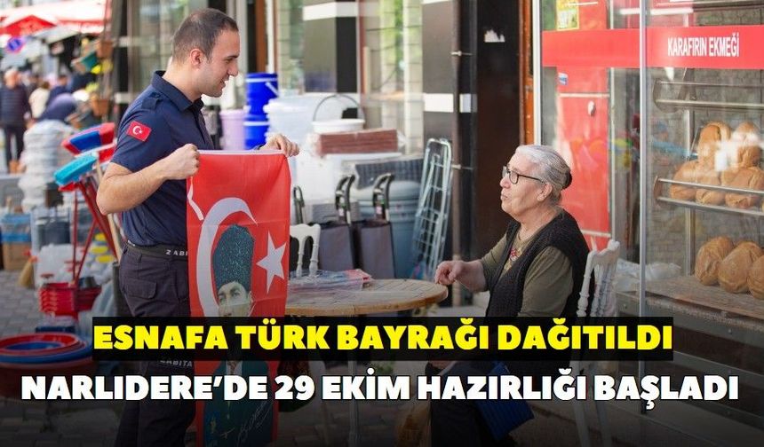 Narlıdere’de 29 Ekim hazırlığı başladı: Esnafa Türk bayrağı dağıtıldı