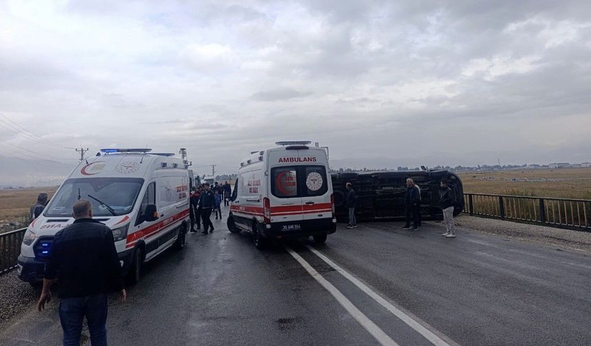 Okul servisi devrildi! Çok sayıda öğrenci yaralandı