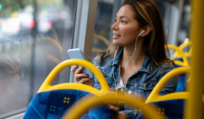 Toplu taşımada kurallar değişti! Yüksek sesli müzik dinleyenlere ceza kesilecek
