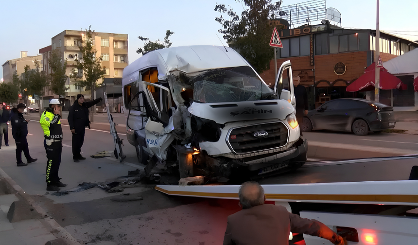 Servis minibüsü hafriyat kamyonuna çarptı: 9 yaralı