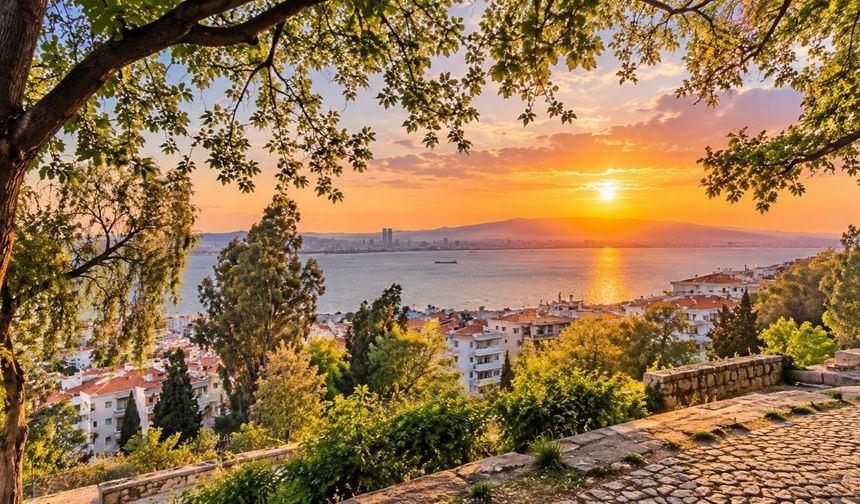 İzmir’de iş çıkışı nereye gidilir? Termosunu alan buraya çıkıyor: Tramvaydan inen Körfezi tepeden ücretsiz izliyor