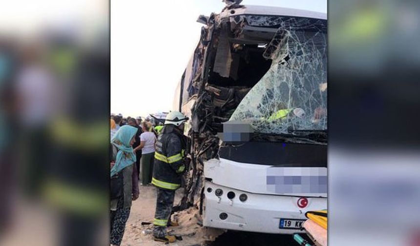 Yolcu otobüsü TIR'a çarptı! 22 kişi yaralandı