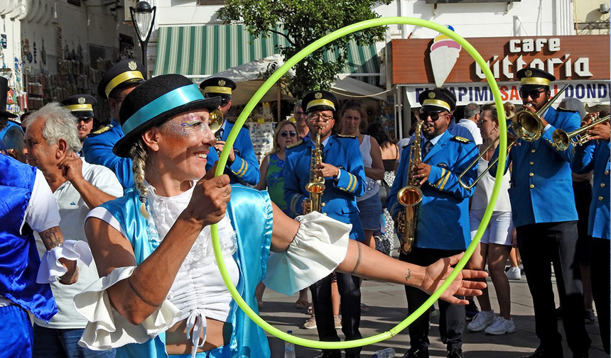 cesme-festivali-renkli-goruntulerle-basladi