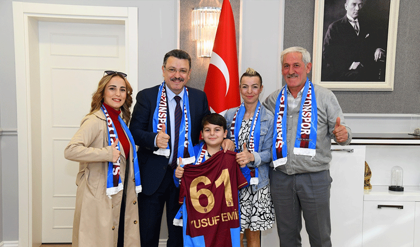 Ahmet Metin Genç Trabzonspor taraftarı Yusuf Emir'e forma hediye etti