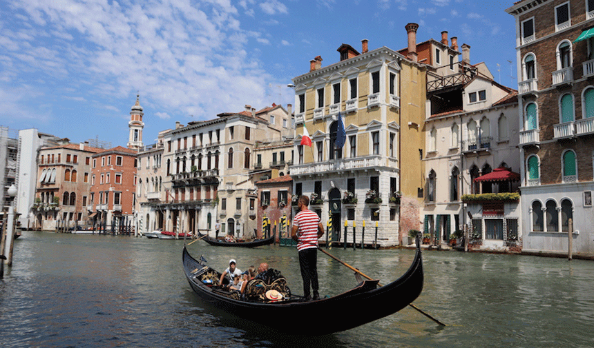 İtalya, Venedik'i ziyaret eden kafilelerdeki turist sayısına sınırlama getirdi