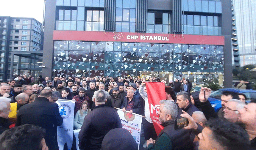 CHP'lilerden İstanbul İl Başkanlığı önünde protesto
