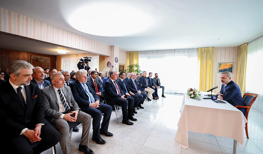 Dışişleri Bakanı Fidan, Almanya’da Türk vatandaşları ve STK temsilcileri ile bir araya geldi
