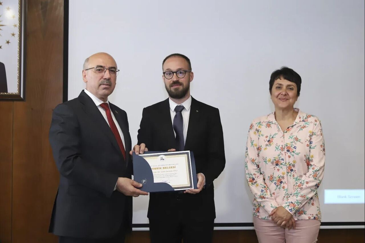 Deü Rektör Vekili Prof. Dr. Mahmut Ak, Tebrik Belgelerini Deü Mensuplarına Takdim Etti