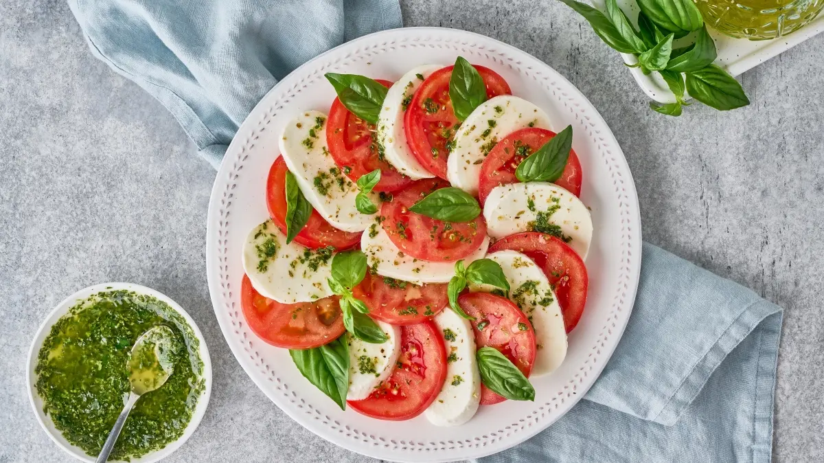 Domates Ve Mozzarella Salatası