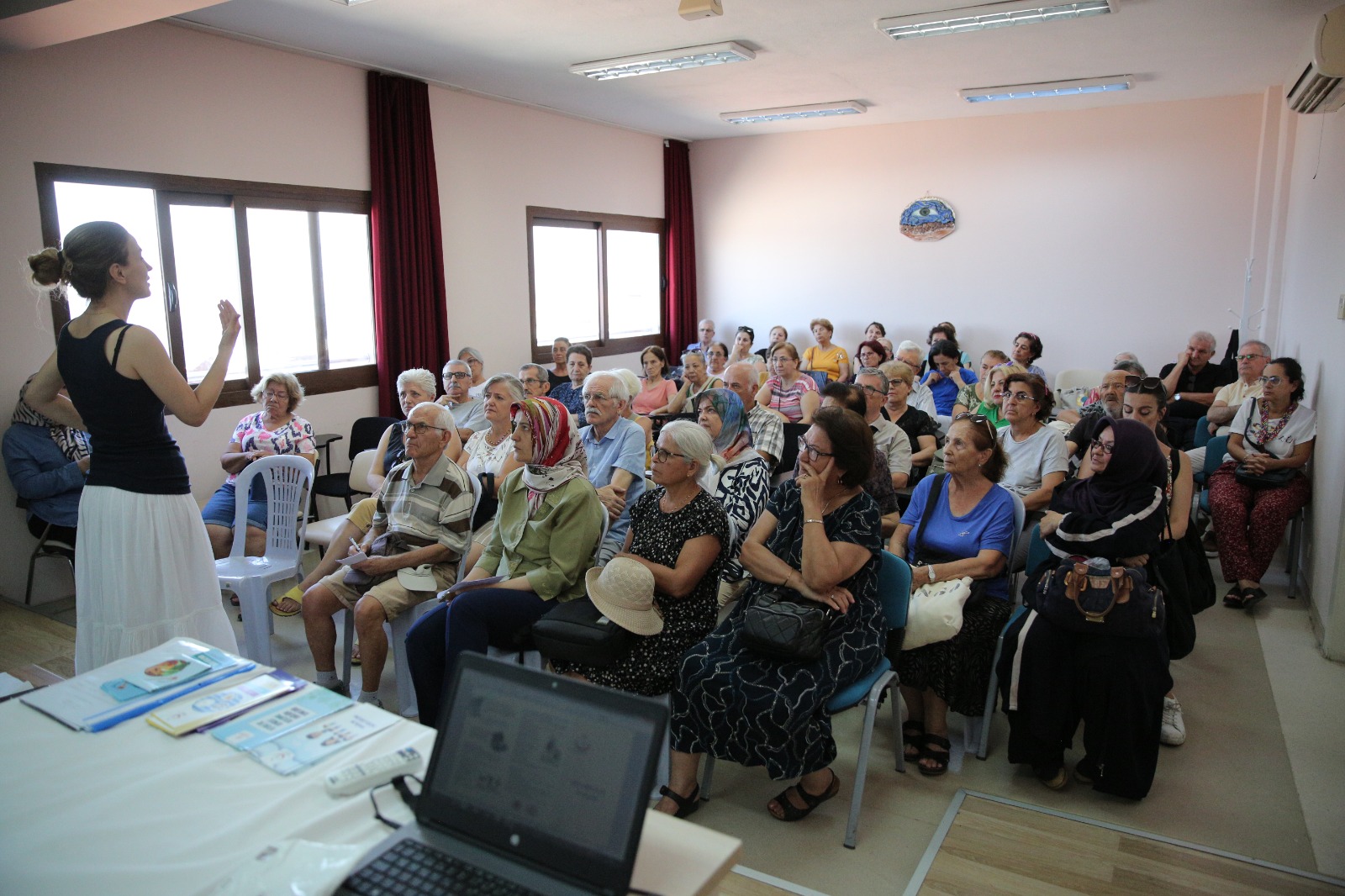 Konak’ta Sağlıklı Hizmet Yayılıyor ‘İleri Yaş’ Kursiyerlerine Ücretsiz Tarama (3)