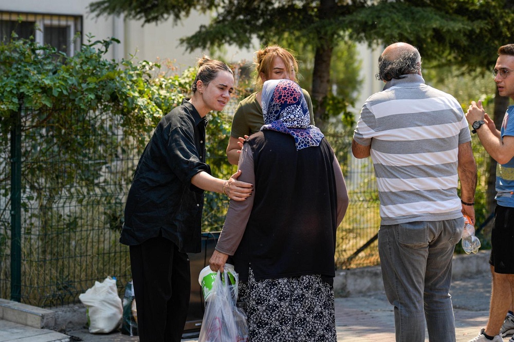 Öznur Tugay Yangın Ziyaret (2)