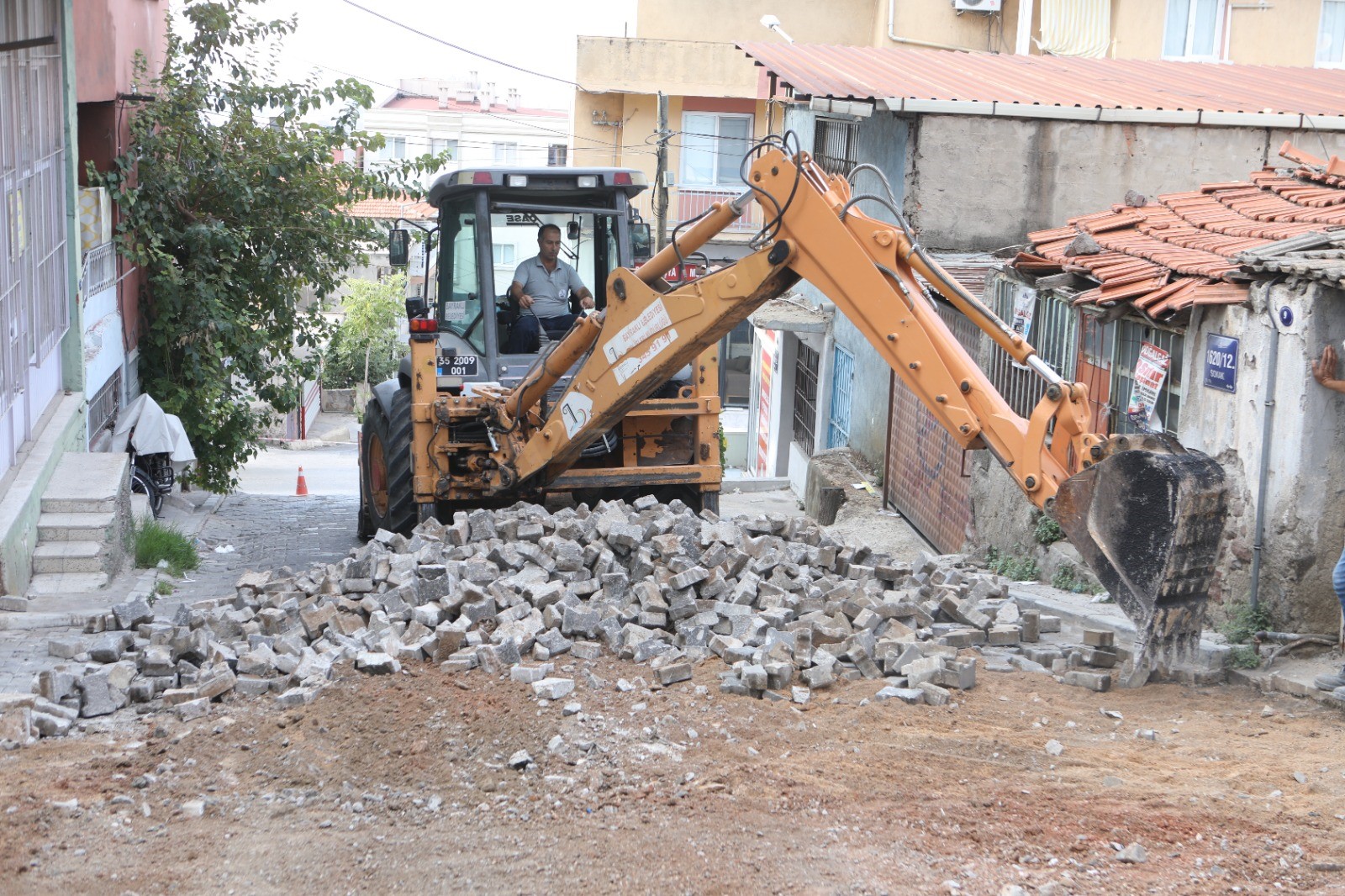 Bayraklı Yol Çalışması