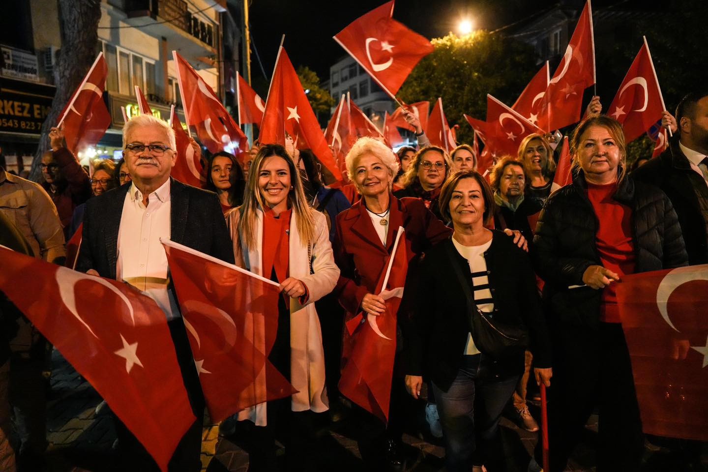 Burhaniyede Cumhuriyet Coskusu Fener Alayi Ve Yeni Turku Konseri