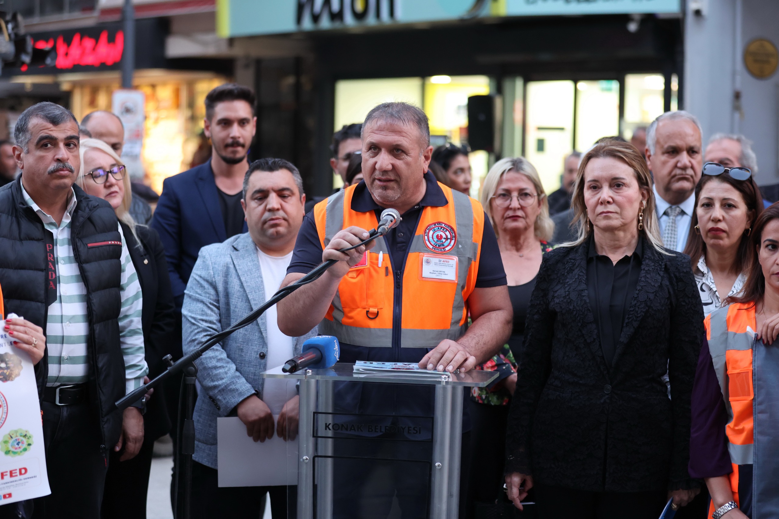 Depremde Hayatını Kaybeden Canlar Konak'ta Anıldı (3)