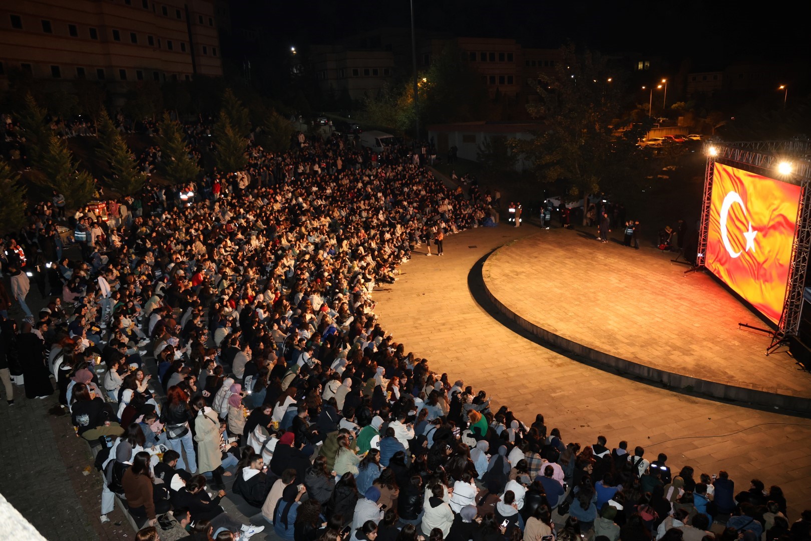 Kocaeli Universitesi Ogrencileri Gulen Gozler Ile Acik Havada Sinema Keyfi Yasadi