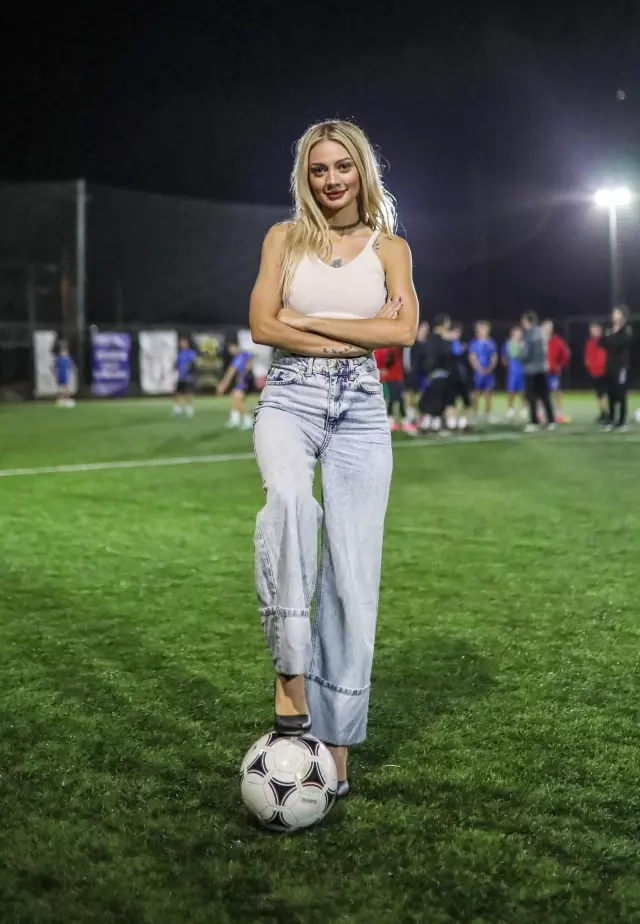 Guzellik Kraliceliginden Futbola