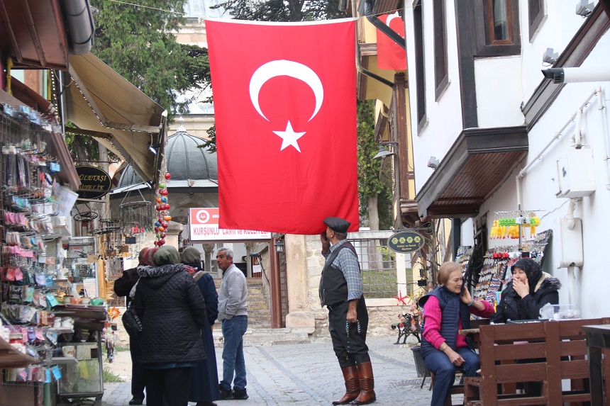 Yöresel Kıyafetiyle Dikkat Çekiyor (3)