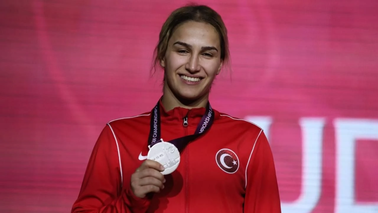 Buse Tosun Çavuşoğlu-1