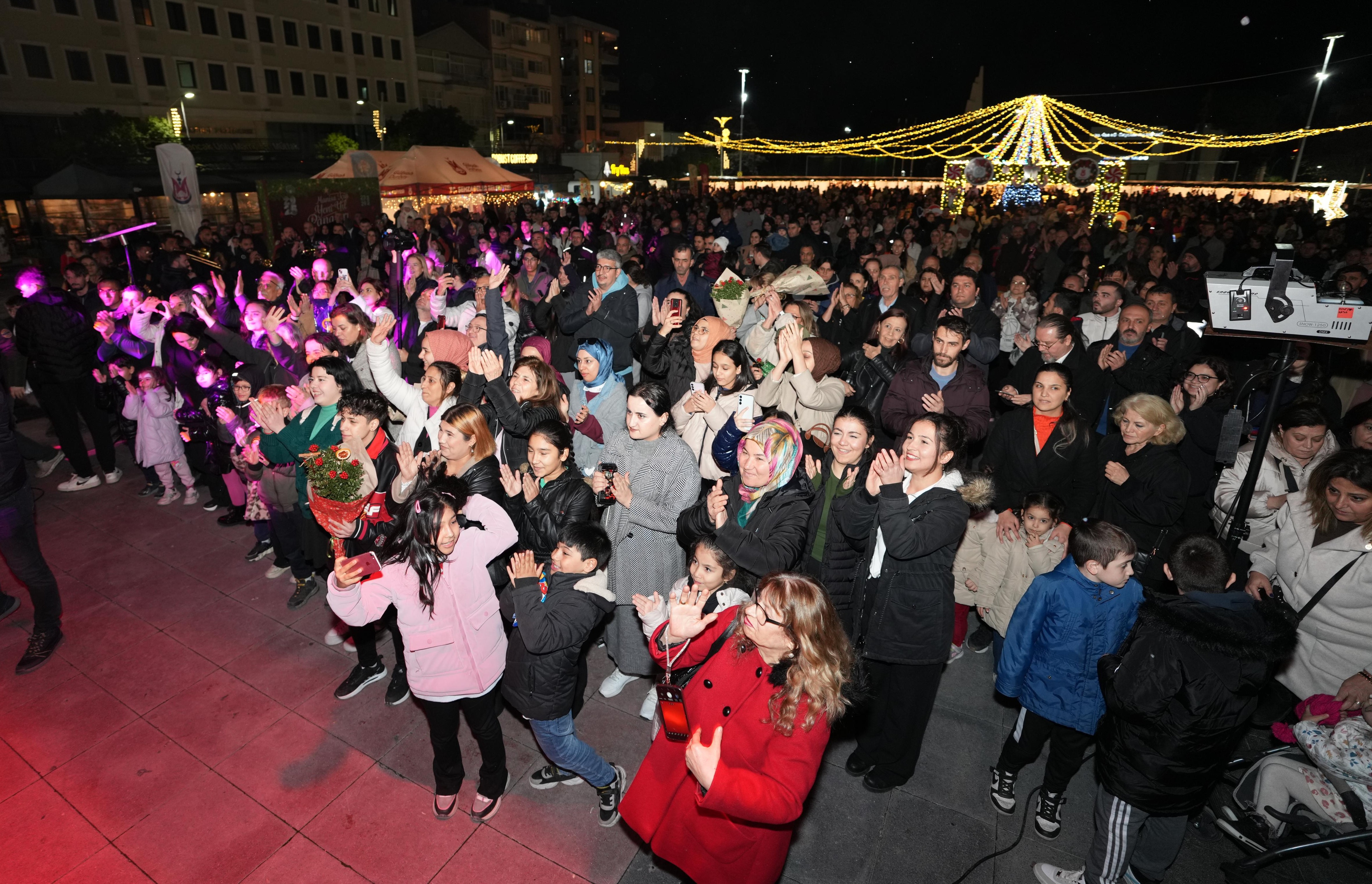 Manisa’nın Ilk Kez Kurulan ‘Yeni Yıl Panayırı’ Coşkuyla Açıldı (13)