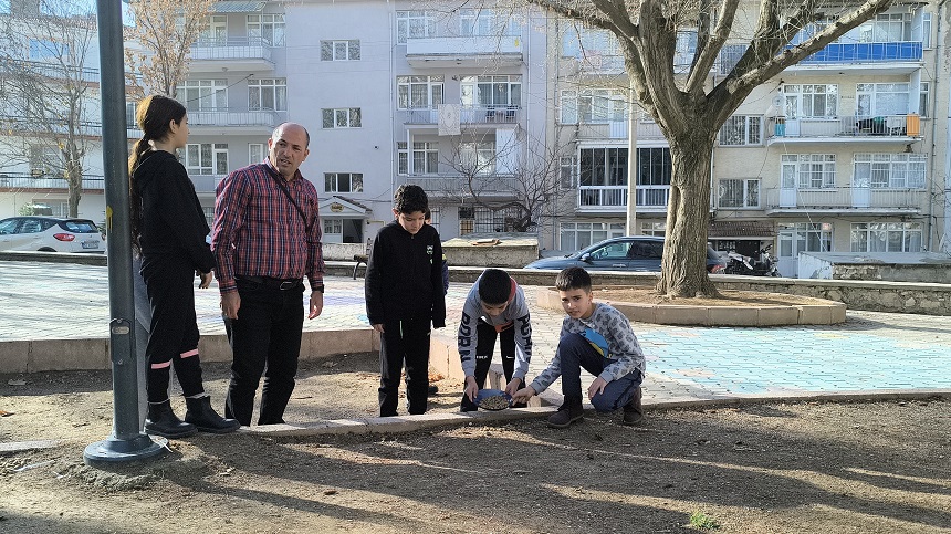 Sokak Hayvanlarına Mama Dağıttılar (1)