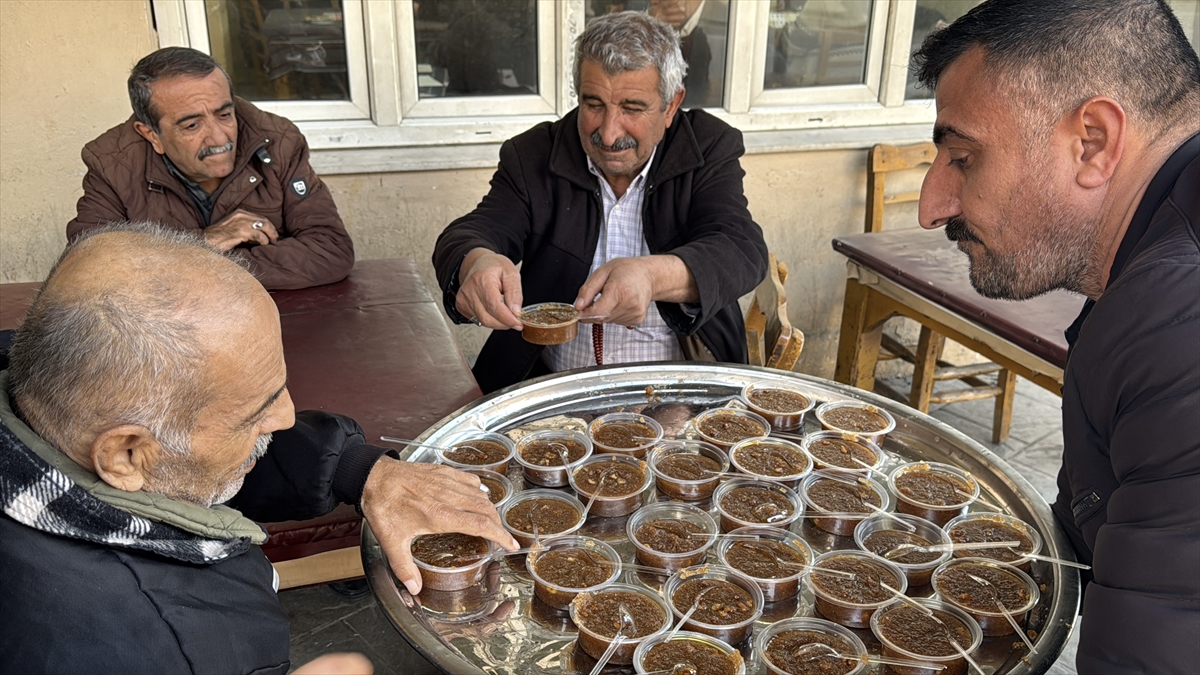 Adana'da Vatandaşlar Ferdi Tayfur Için Helva Dağıttı 2