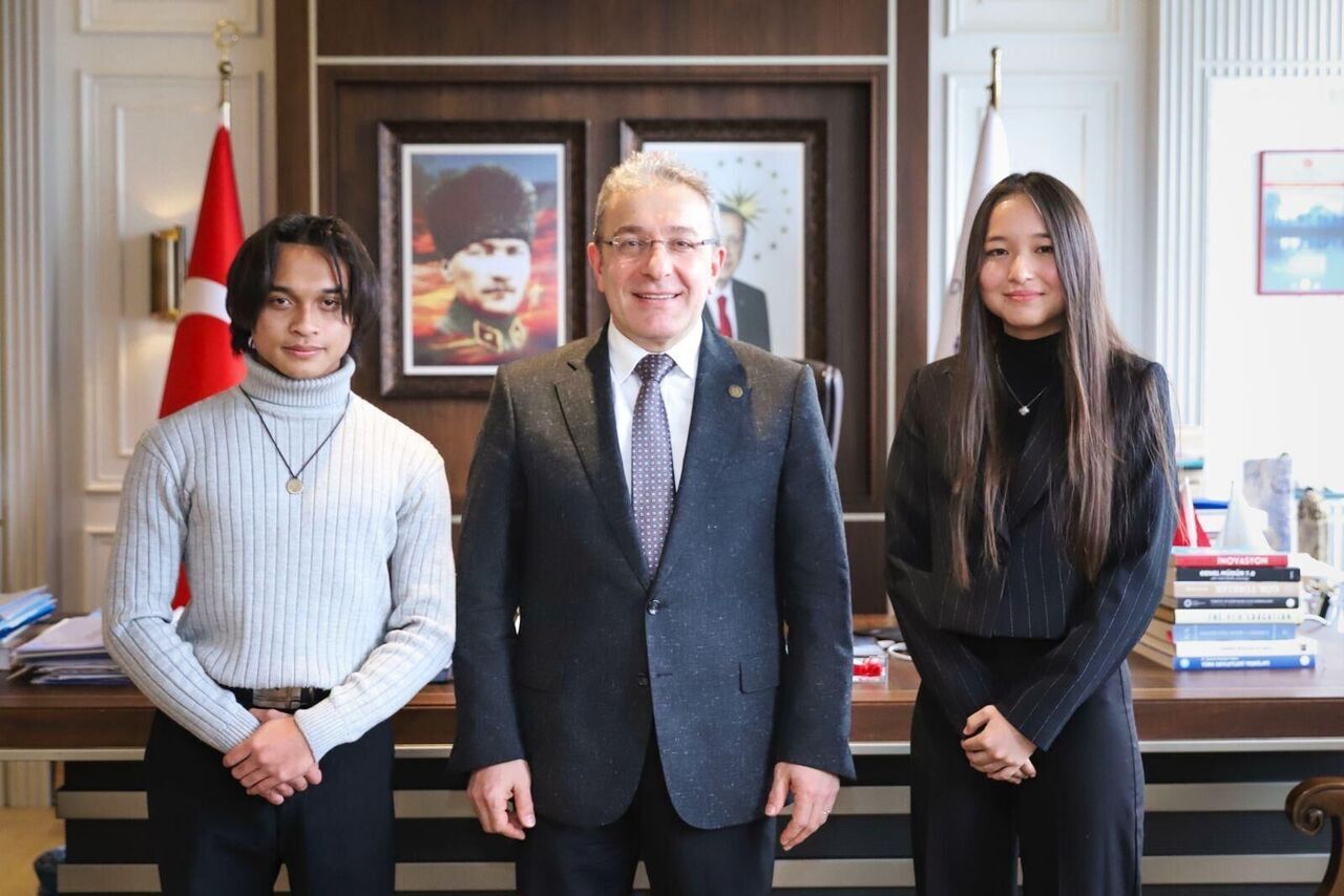 Rektör Prof. Dr. Bayram Yılmaz, Ödül Alan Öğrenciler Leila Temirova Ve Ahmad Alfathi Ile Birlikte