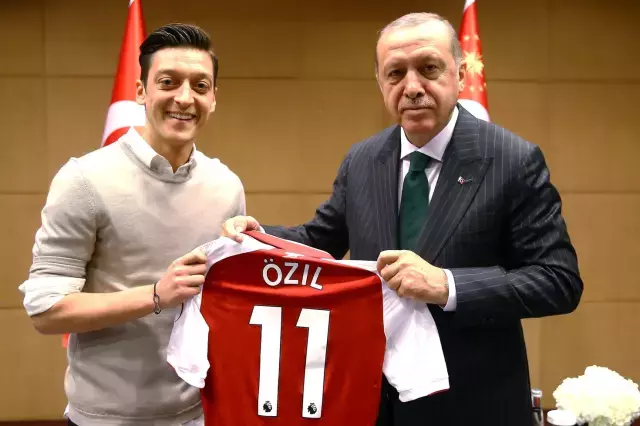 Iddia Bomba Sinan Akcil Ve Mesut Ozil Ak Parti 18403093 7589 M