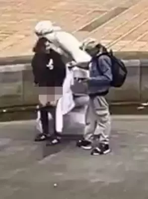 Skandal Olay Sehrin Gobeginde Kimseye Aldirmadan Tuvaletini Yapti