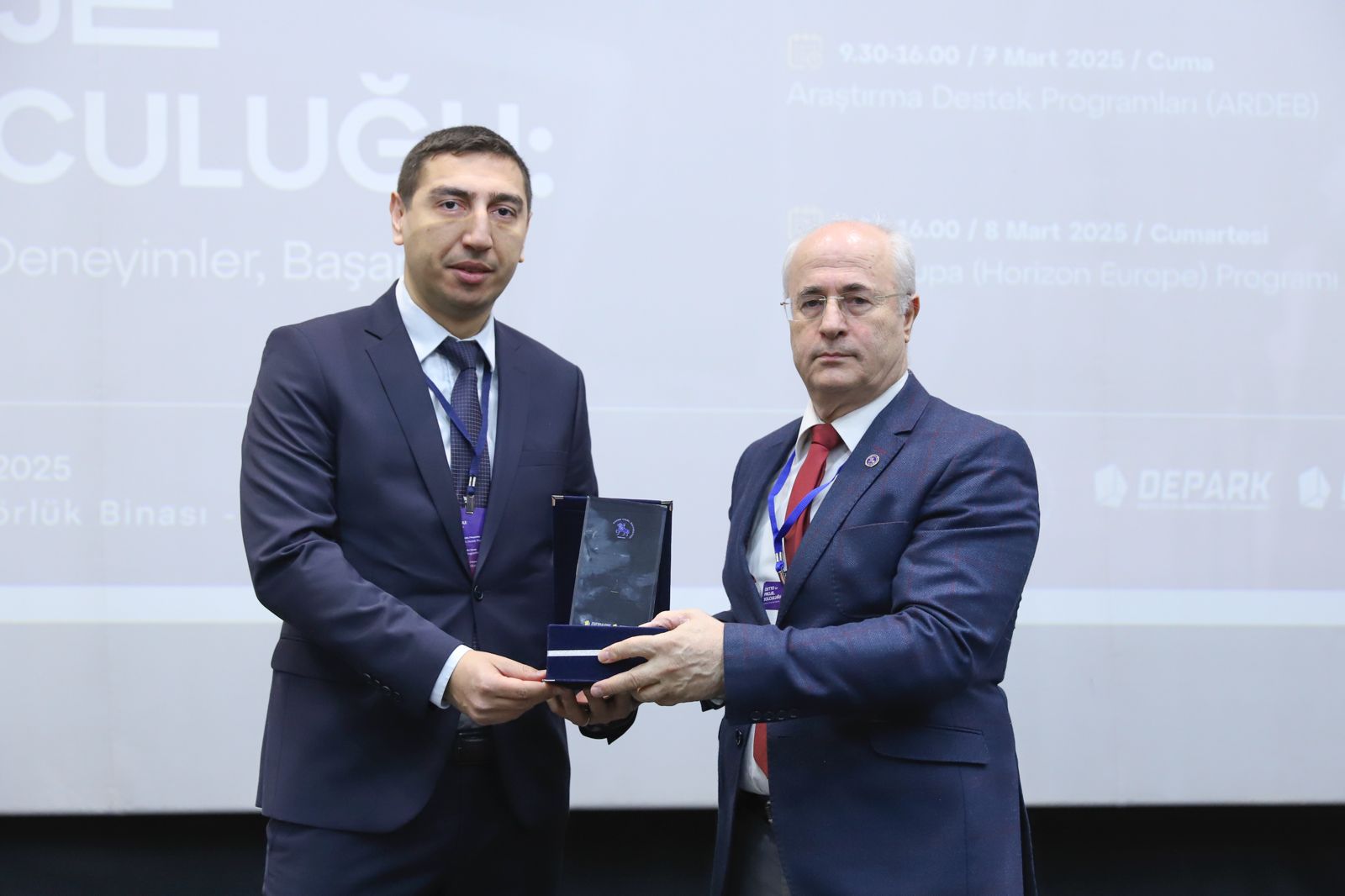 6. Rektör Yardımcısı Prof. Dr. Hamdi Şükür Kılıç, Doç. Dr. Serhat Tozburun'a Plaketini Veriyor