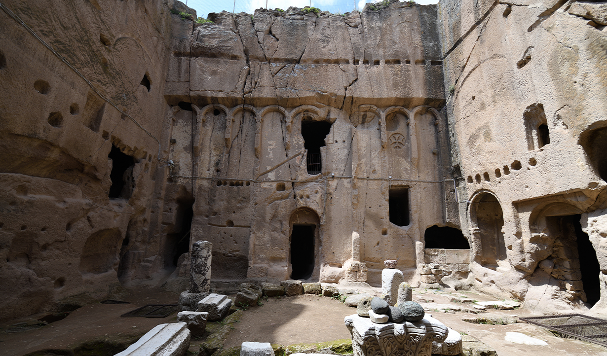 Gumuslar Manastırı Nigde