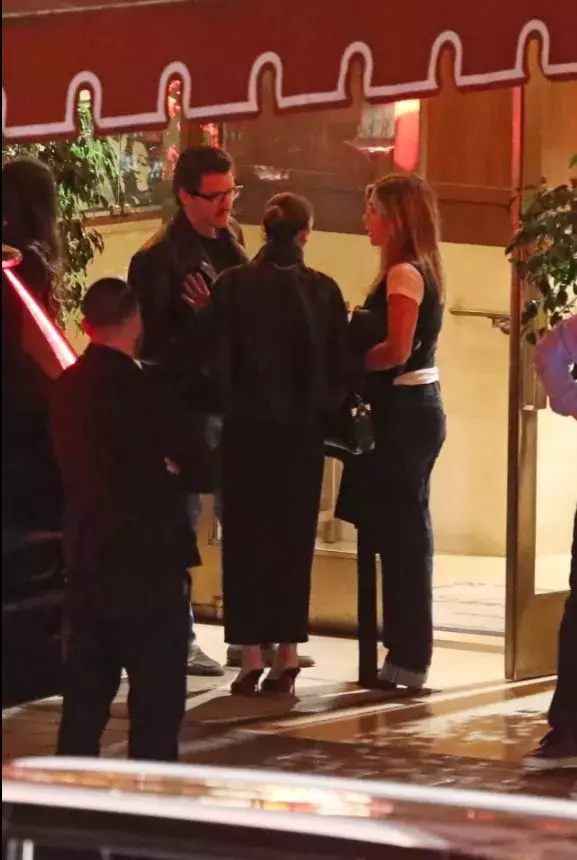 Jennifer Aniston Unlu Oyuncuyla Yemek Yerken 18470819 3582 M