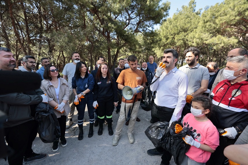 Konak’ta El Ele Orman Temizliği 2 Saatte 750 Poşet Çöp Toplandı (3)