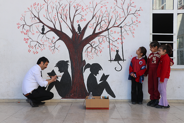 Okulu Adeta Sanat Galerisine Çevirdi2